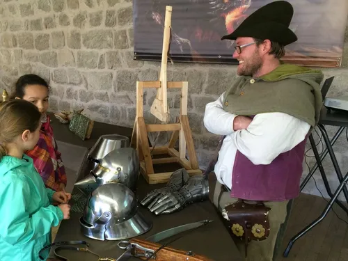 Mène l'enquête au château 